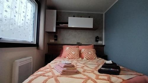 Giường trong phòng chung tại Mobil-Home Confort 3 chambres au camping Siblu 4* dans le Calvados.