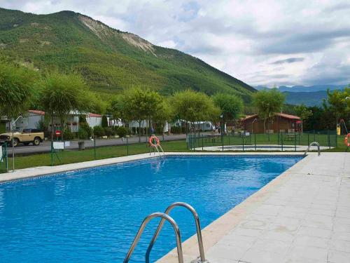 Bazén v ubytování Camping Valle de Tena nebo v jeho okolí