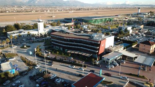 une vue aérienne sur une ville avec un aéroport dans l'établissement Best Western Premier Ark Hotel, à Rinas