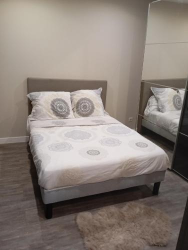 un lit avec deux oreillers dessus dans une chambre dans l'établissement Appartement 2 pièces a louer, à Saint-Denis