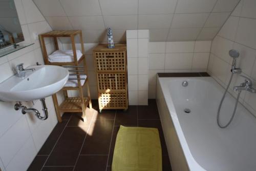 Bathroom sa K 99 - Ferienhaus mit Kamin & WLAN in Röbel an der Müritz