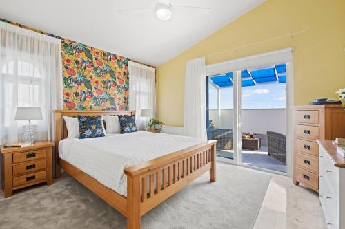 ein Schlafzimmer mit einem großen Bett und einem Balkon in der Unterkunft Azure Luxury Villa by Nomads in Peyia