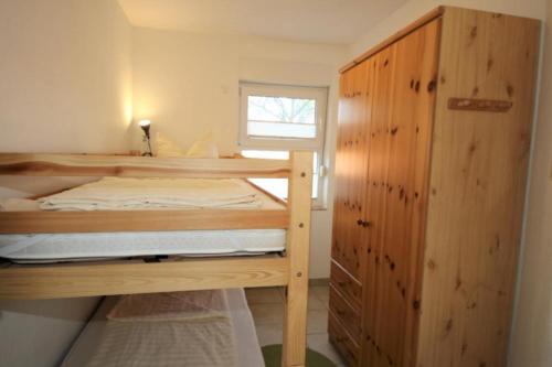 a bedroom with a bunk bed and a window at 44 EG - Ferienwohnung mit Terrasse und Seeblick in Röbel