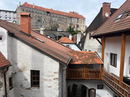 an old building with a balcony in a city at Travel Hostel in Český Krumlov