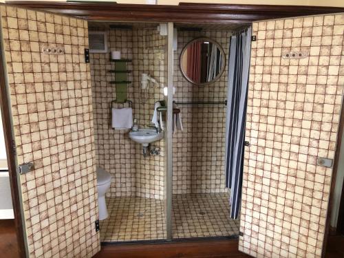 a bathroom with a toilet and a sink at Kalmár Panzió in Budapest