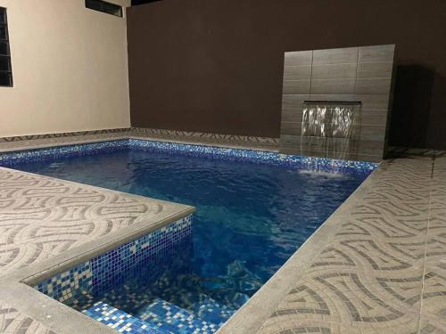 una gran piscina con suelo de mosaico en Casa vacacional Rafaela en Ciudad Valles
