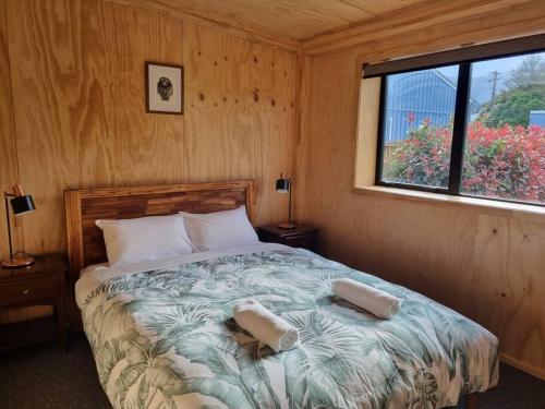 1 dormitorio con 1 cama con 2 almohadas en Blackball Connection, en Blackball