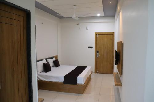 Un pat sau paturi într-o cameră la Hotel Krishna Kunj Inn