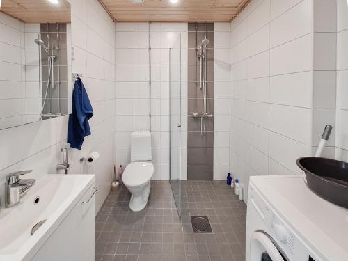 een badkamer met een toilet, een douche en een wastafel bij Studio next to train station, 7 mins by train to airport in Vantaa