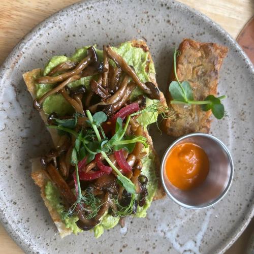 吉隆坡Societe Hartamas的一份带三明治和酱汁的食品