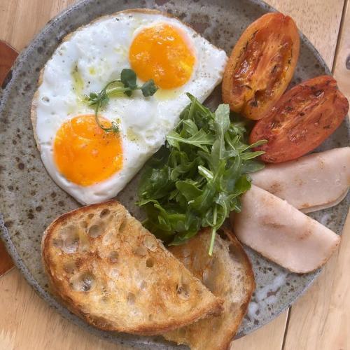 吉隆坡Societe Hartamas的一盘早餐食品，包括鸡蛋和吐司