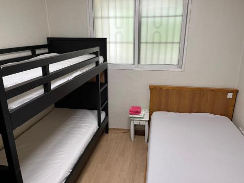 Katil dua tingkat atau katil-katil dua tingkat dalam bilik di Sam Apartment