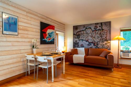 un salon avec un canapé et une table dans l'établissement Le Relais - Maison avec grand jardin, à Bannalec