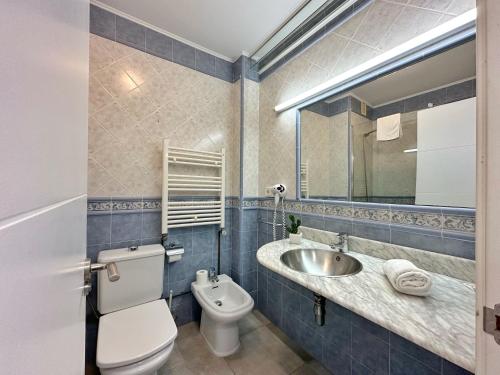 un baño con inodoro y lavabo en Alfar - 5900, en Isla