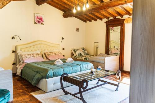 1 dormitorio con cama, sofá y mesa en La Valle di Anna, en Lastra a Signa