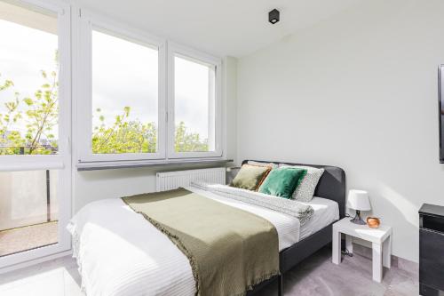 Posteľ alebo postele v izbe v ubytovaní SuperApart Saska 48a, Sleek 6th-Floor Studio with Balcony & Elevator Access