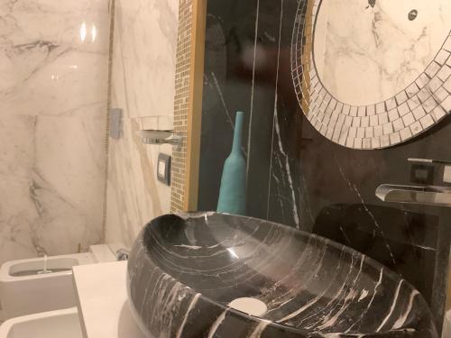 a glass bowl sitting on top of a toilet in a bathroom at bristol palace in Rodigo