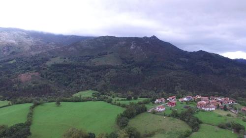 una vista aérea de una casa en las montañas en Casa Rural Gallu Juancho, en Gobiendes