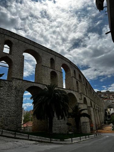 un edificio in mattoni con archi sul lato di Marble House a Kavala