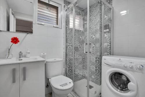ein Badezimmer mit einem WC und einer Waschmaschine in der Unterkunft Vistamarina B 210 By IVI Real Estate in Torremolinos