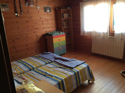 - une chambre avec un lit dans une pièce dotée d'une fenêtre dans l'établissement Le tre poiane, à Terni