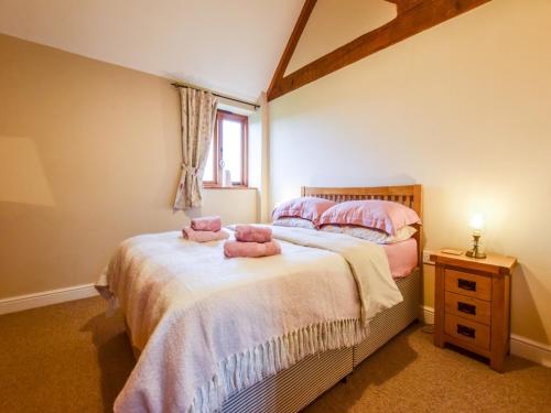 1 dormitorio con 2 camas con animales de peluche rosados en la cama en The Brambling en Bidford