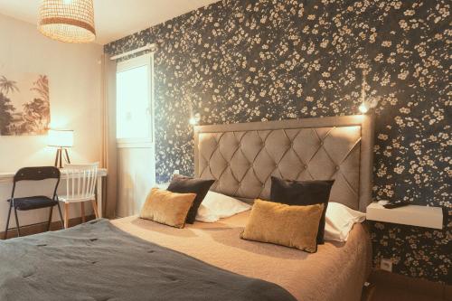 - une chambre avec un lit orné de motifs floraux dans l'établissement 6 - LE VACOA - CHAMBRE 6 Rdc D, à Saint-Paul