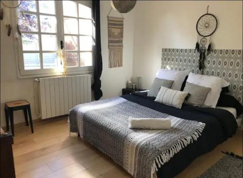 une chambre avec un grand lit avec une horloge au mur dans l'établissement DREAM BEACH Room, à La Teste-de-Buch