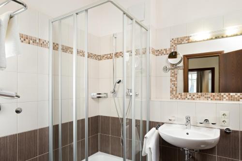 W łazience znajduje się prysznic i umywalka. w obiekcie Hotel Meyerhof w mieście Lörrach