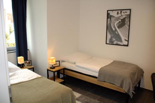 ein Schlafzimmer mit zwei Betten und zwei Lampen auf Tischen in der Unterkunft Eröffnungsangebot Übernachten in einem umgebauten Bunker in Bremen