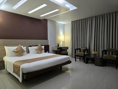 1 dormitorio con 1 cama grande en una habitación en Hotel Daaysco Oley Allo en Guwahati