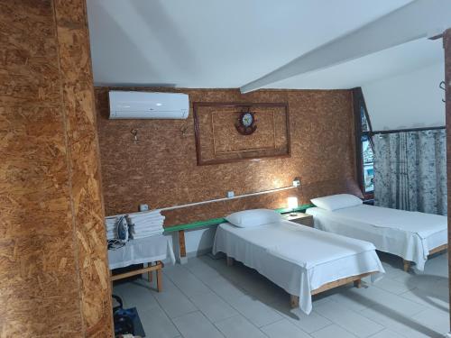 Cette chambre comprend 2 lits et une fenêtre. dans l'établissement Guesthouse Eva Duplex Apartment, à Berat