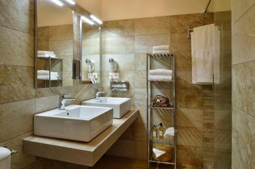 Koupelna v ubytování Hôtel Fesch & Spa