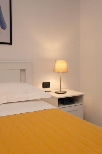 a bedroom with a bed and a lamp on a desk at Bilocale a Lainate LainHouse in Lainate