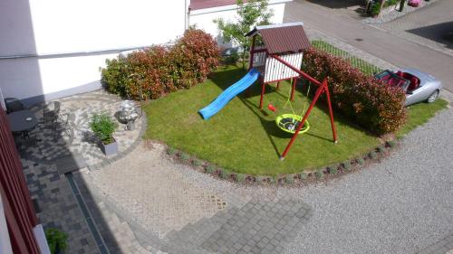un modelo de parque infantil con tobogán en Ferienwohnung Sonnenschein en Rheinhausen