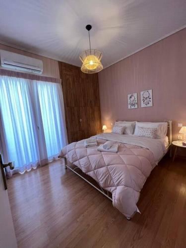 ein Schlafzimmer mit einem großen Bett in einem Zimmer in der Unterkunft Comfortable apartment in Kiato in Kiato