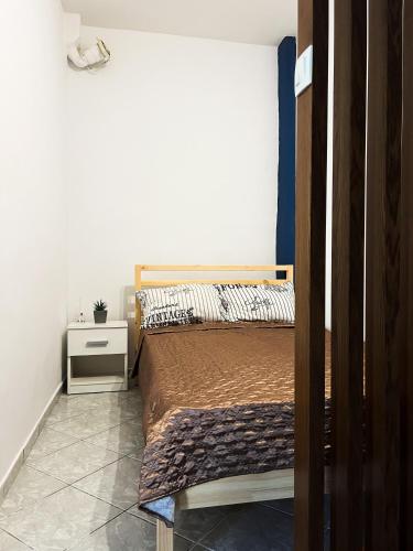 a bedroom with a bed with a wooden headboard at Dimitris Flat in Neoi Epivates