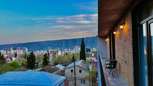 トビリシにあるHotel Citizen Avlabariの市街の景色を望むバルコニー