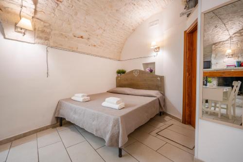 una piccola camera con un letto in una stanza di La Dimora di Agnese a Martina Franca