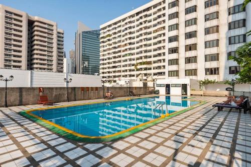 1 BedRoom Omni Tower Bangkok center Near Ploenchit Asoke Sukhumvit BTS Night Club Pool&Gym tesisinde veya buraya yakın yüzme havuzu