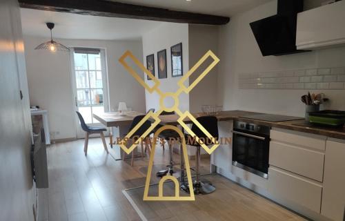 une cuisine avec une grande sculpture jaune sur le sol dans l'établissement Bulles de Congrès, à Troyes