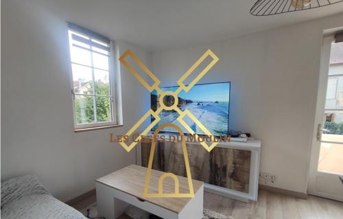 Cette chambre dispose d'une télévision, d'une table et de fenêtres. dans l'établissement Bulles de Congrès, à Troyes