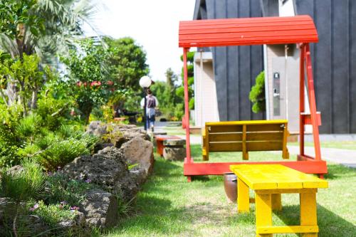 Taman di luar THE SOME PENSION