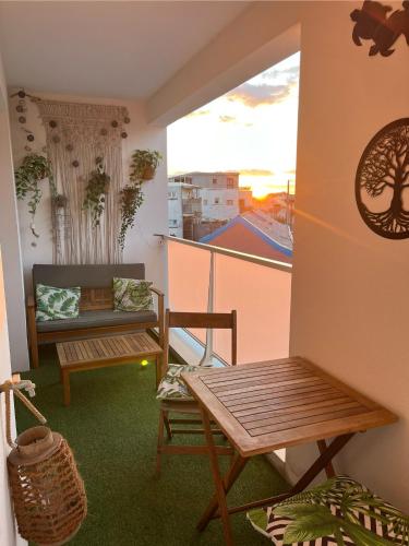 Cette chambre dispose d'un balcon avec un banc et une table. dans l'établissement Au cœur de Lacanau Océan Appartement neuf avec parking, à Lacanau-Océan