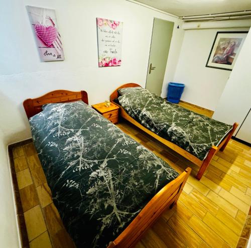 2 camas en una habitación con en TULIP PATH 3, Ferien & Monteur Wohnung Melle, en Melle