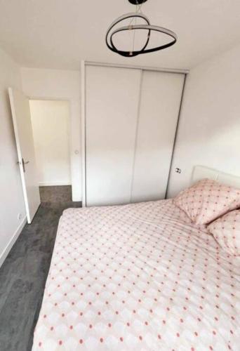馬賽的住宿－Appartement T3 72 m²，一间卧室配有一张床和一个吊灯