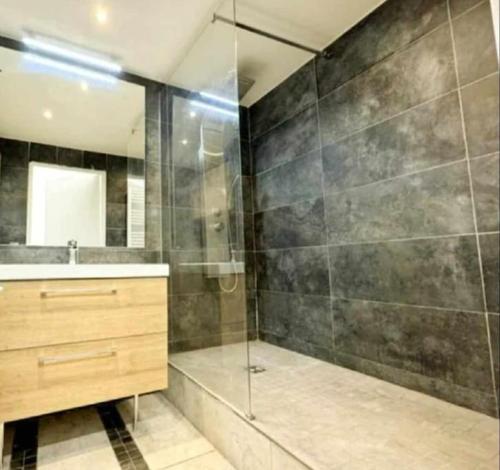 馬賽的住宿－Appartement T3 72 m²，一间带玻璃淋浴和水槽的浴室