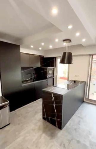 馬賽的住宿－Appartement T3 72 m²，一间厨房,在房间内配有台面