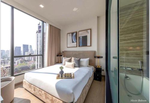 - une chambre avec un grand lit et une douche en verre dans l'établissement 位于市中心的豪华 2 床 2 浴室可入住 4 名阿索娜娜 (Asok Nana), à Bangkok
