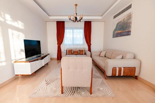 - un salon avec un canapé et une télévision dans l'établissement VESTA - Cairo Festival City Residence, au Caire